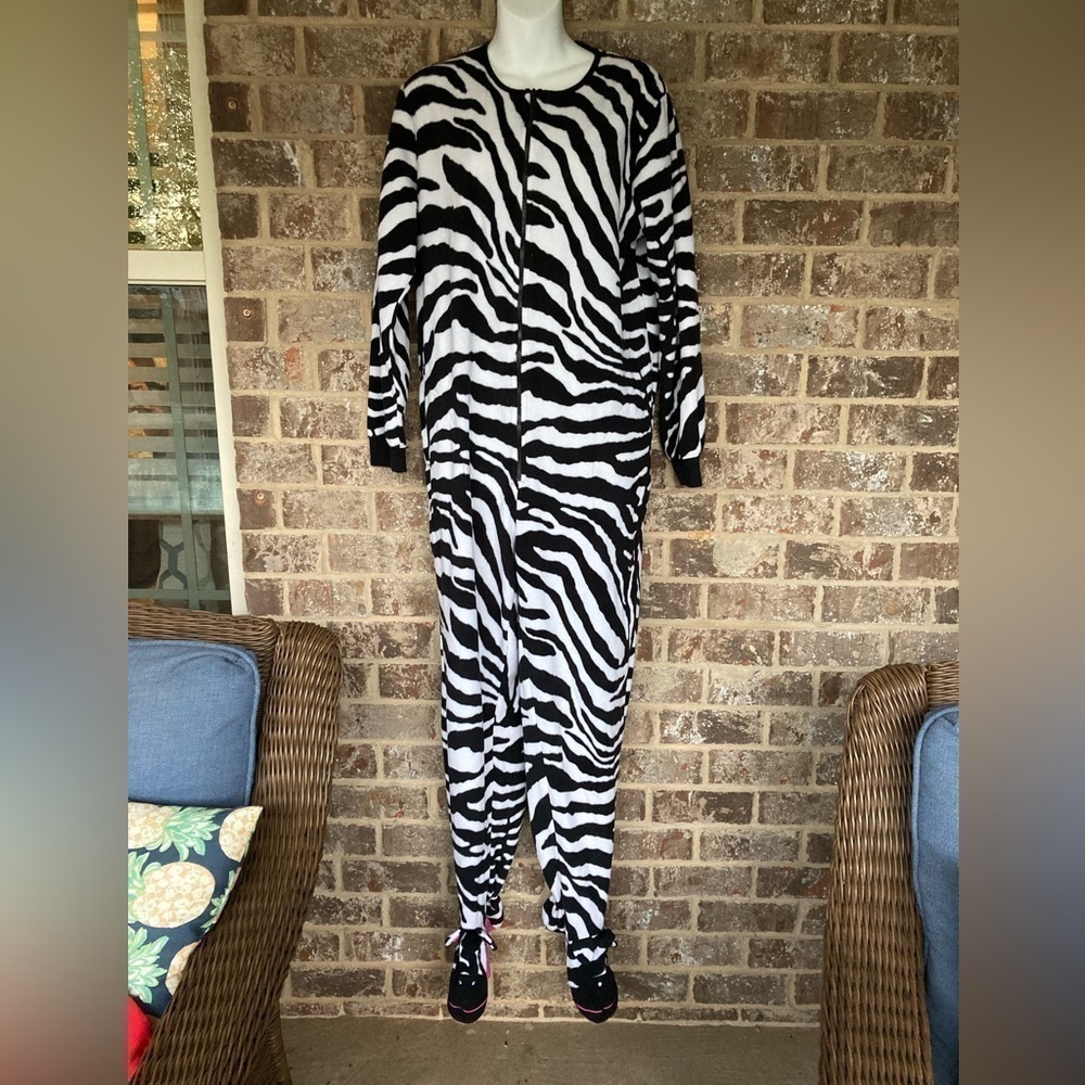 Nick & Nora Zebra Size Medium Footie Pajamas 1-Piece Women's  Cozy Zip Front